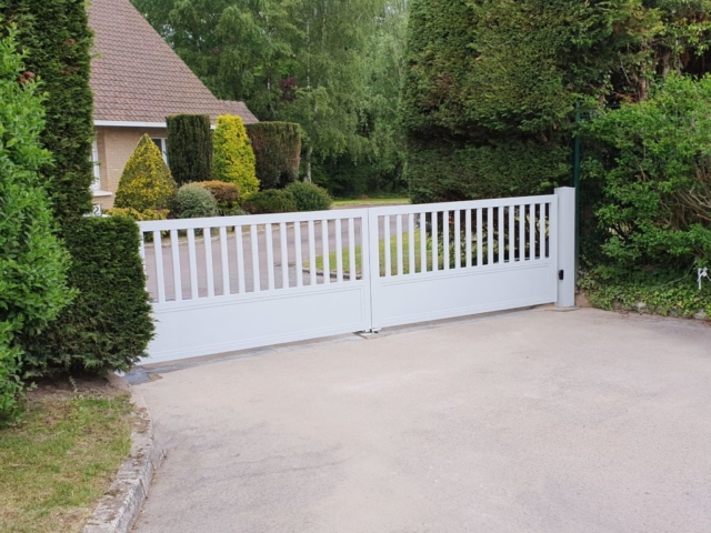 Portail en aluminium sur mesure avec barreaux et remplissage blanc