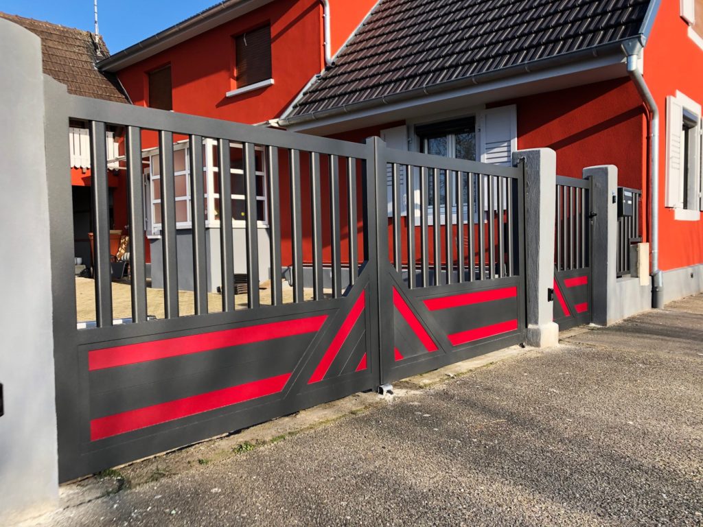 Portail deux battants en aluminium avec bicoloration noir et rouge et portillon