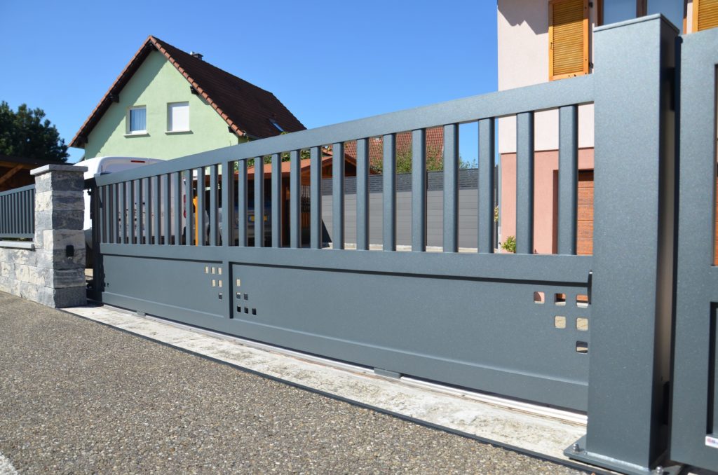 Portail aluminium coulissant avec découpes personnalisées et barreaux