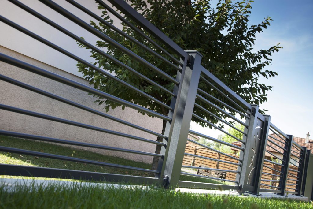 Clôture Brise-vue aluminium : notre gamme sur mesure - Bredok Pro