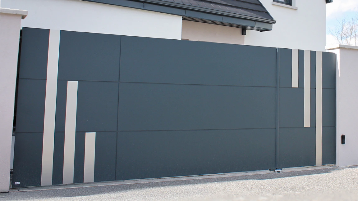 Portail aluminium à vantaux inégaux